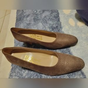 SALVATORE FERRAGAMO TAUPE SUEDE LEATHER 6C METALLIC PATTERN VINTAGE PUMP…